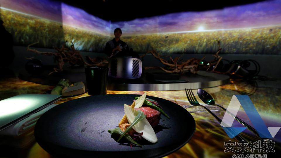 during-projection-mapping-yoyogi-preview-restaurant-table_afa27b0a-8c0c-11e8-82c5-1329a5e665e9.jpg