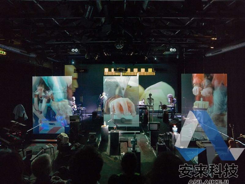Signal-To-Noise-holographic-effect-screens-on-theatre-stage.jpg
